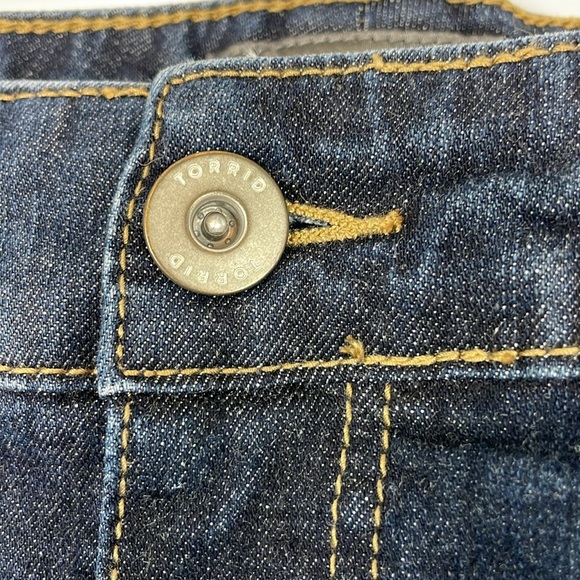 Torrid 5” Vintage Stretch Mid Rise Jean Shorts. Size 18. - Picture 4 of 13